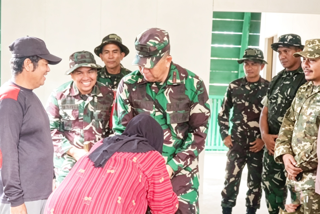Air Mata Haru Menetes di Tangan Danrem 141 Toddopuli, Rumah Nyaris Rubuh Kini Kokoh Berkat TMMD Ke-128