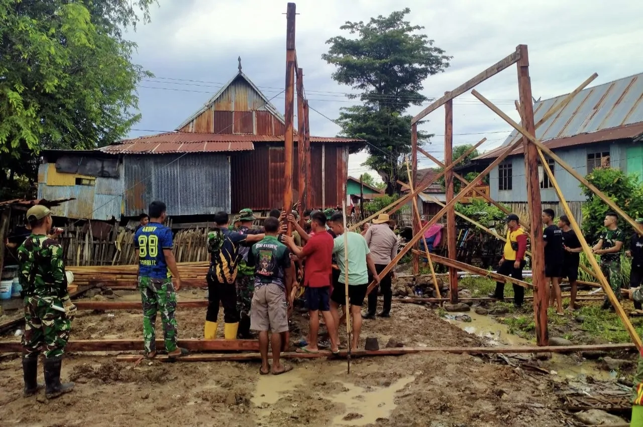 Kebersamaan di Dusun Bonto Te’ne: Satgas TMMD ke-128 Bangun Harapan Baru Keluarga Daeng Tompo