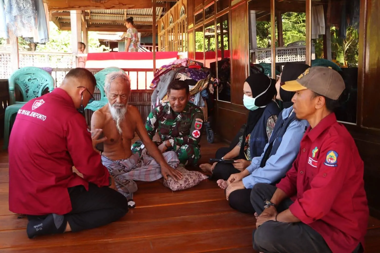 Dari Pintu Membawa Harapan, Satgas TMMD Ke-128 dan Tenaga Medis Hadirkan Layanan Kesehatan