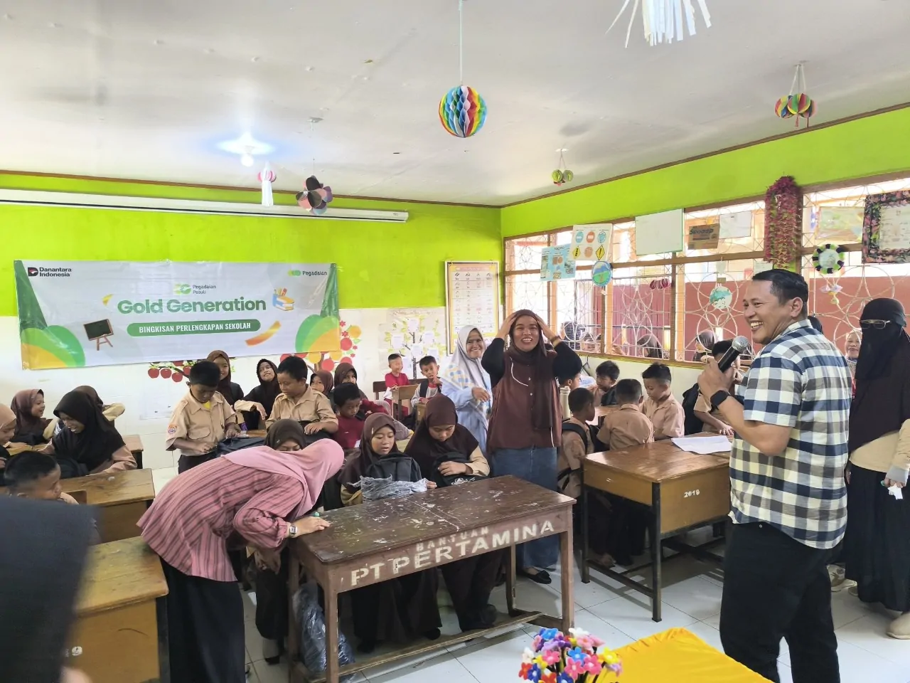 Pegadaian Peduli Pendidikan, Salurkan Perlengkapan Sekolah untuk Siswa SD Inpres Kajenjeng Makassar