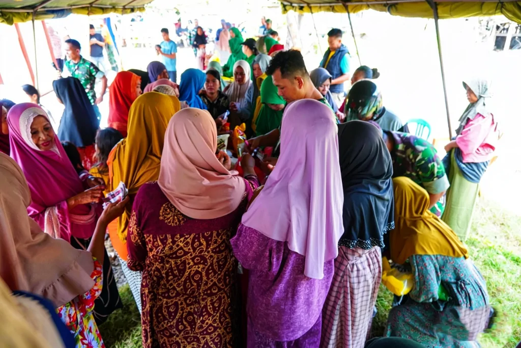 Semarak Pasar Murah di Lokasi TMMD, Warga Arungkeke Palantikang Bersyukur Kebutuhan Pangan Terjangkau