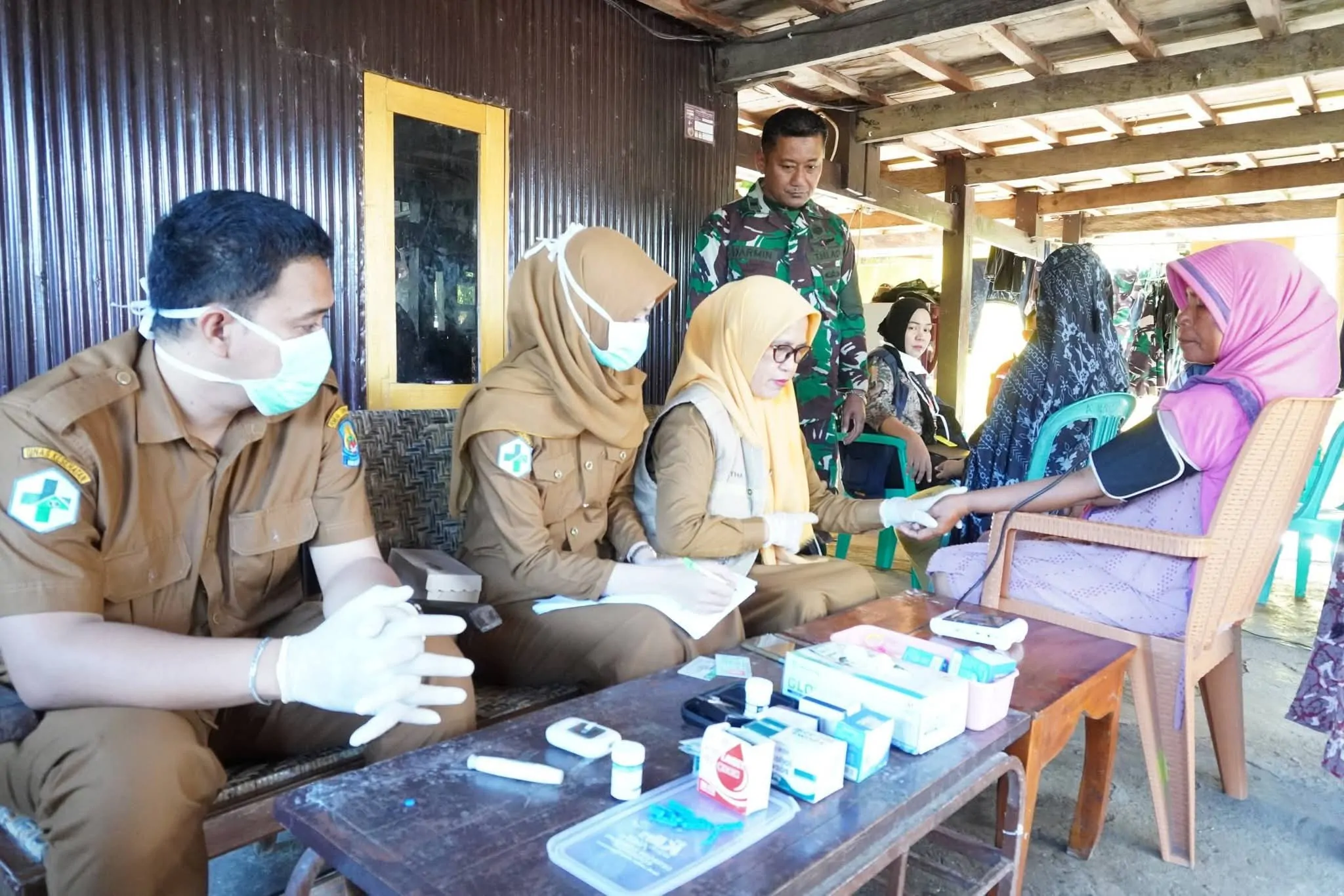 Dari Pintu Membawa Harapan, Satgas TMMD Ke-128 dan Tenaga Medis Hadirkan Layanan Kesehatan