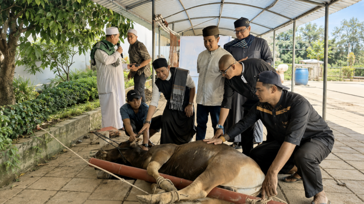 MaxOne Hotel & Resort Makassar Gelar Salat Ied dan Salurkan Daging Kurban ke Warga Sekitar Hotel Makassar