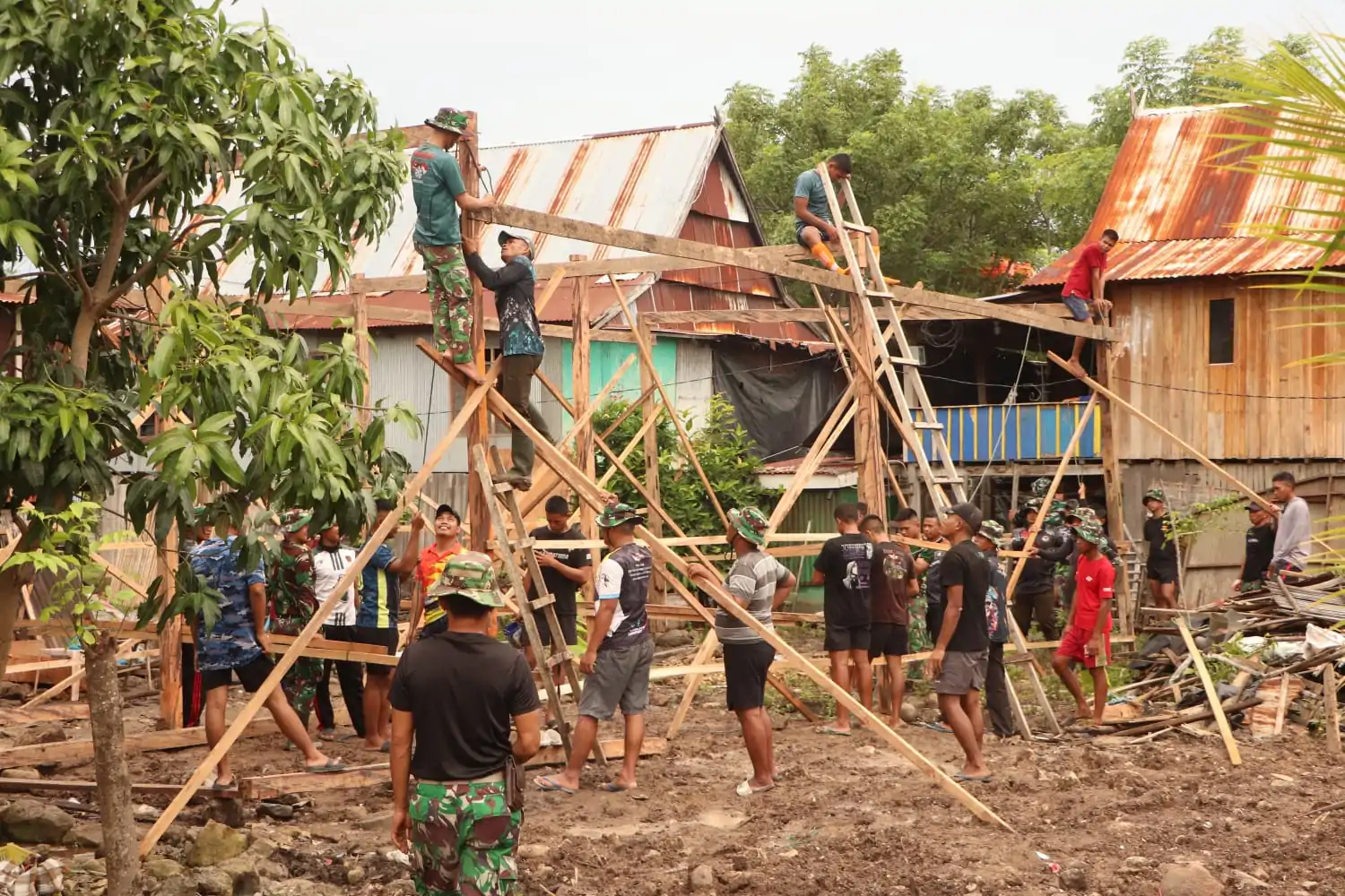 Kebersamaan di Dusun Bonto Te’ne: Satgas TMMD ke-128 Bangun Harapan Baru Keluarga Daeng Tompo
