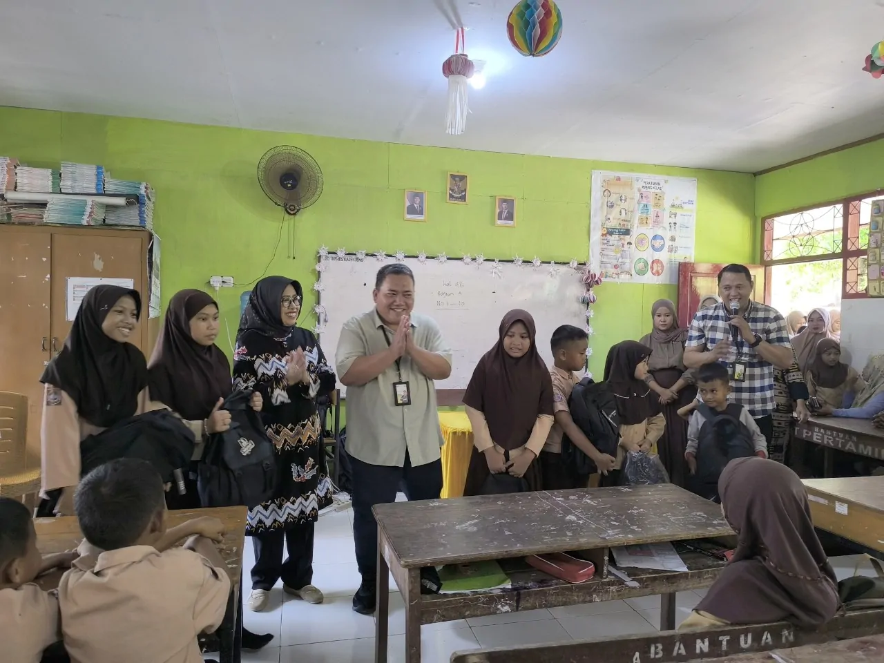 Pegadaian Peduli Pendidikan, Salurkan Perlengkapan Sekolah untuk Siswa SD Inpres Kajenjeng Makassar