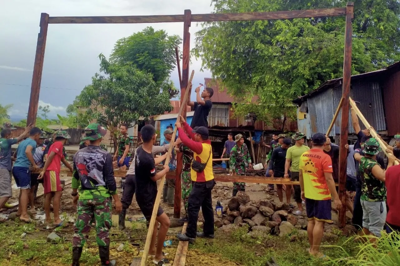 Kebersamaan di Dusun Bonto Te’ne: Satgas TMMD ke-128 Bangun Harapan Baru Keluarga Daeng Tompo