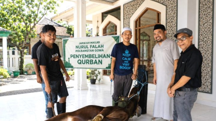Menebar Keikhlasan dan Kepedulian, Jamaah Masjid Nurul Falah Polbangtan Gowa Laksanakan Penyembelihan Hewan Qurban Kementerian Pertanian
