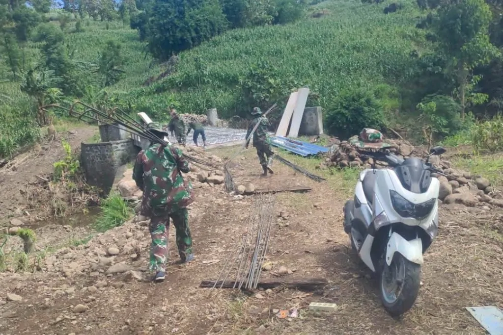 Di Sungai Mataparallu, Jejak Kokoh Perjuangan TNI Membangun Jembatan Penghubung Desa Samataring dan Lurah Tolo Timur
