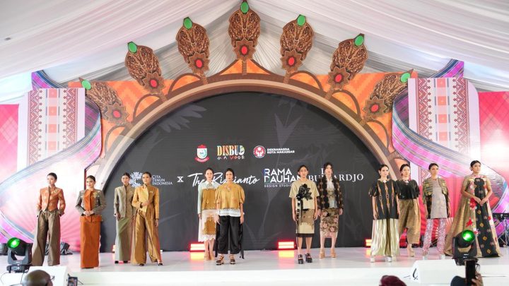 Fashion Show Tenun Nusantara Jadi Daya Tarik Delegasi Internasional di IGS 2026 Makassar Tenun Nusantara
