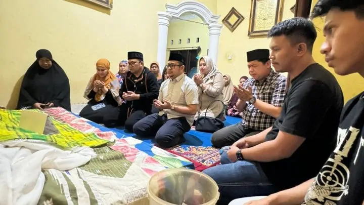 Wabup Gowa dan Suami HT Bersama Melayat ke Rumah Duka Eks Sopir Bupati, Sampaikan Duka Mendalam Wabup Gowa