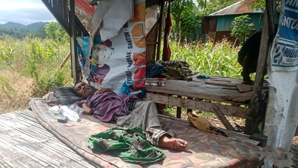 Di Ujung Gubuk Reot, 7 Tahun Sebatang Kara, Daeng Sangkala Terbaring Sakit Tanpa KTP dan Perawatan