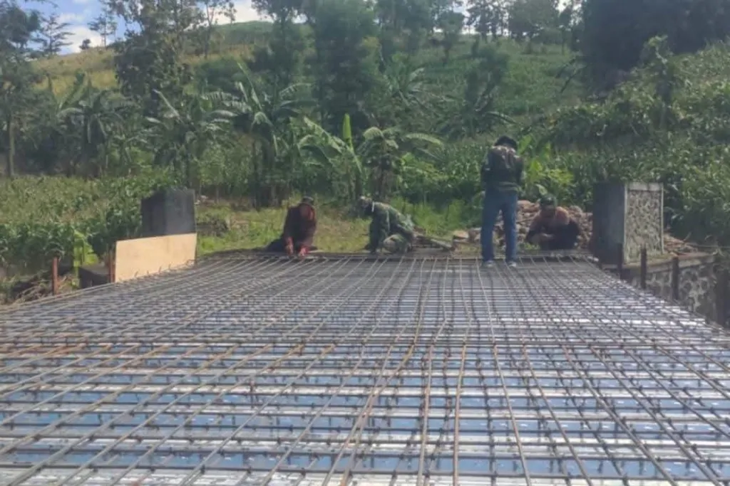 Di Sungai Mataparallu, Jejak Kokoh Perjuangan TNI Membangun Jembatan Penghubung Desa Samataring dan Lurah Tolo Timur