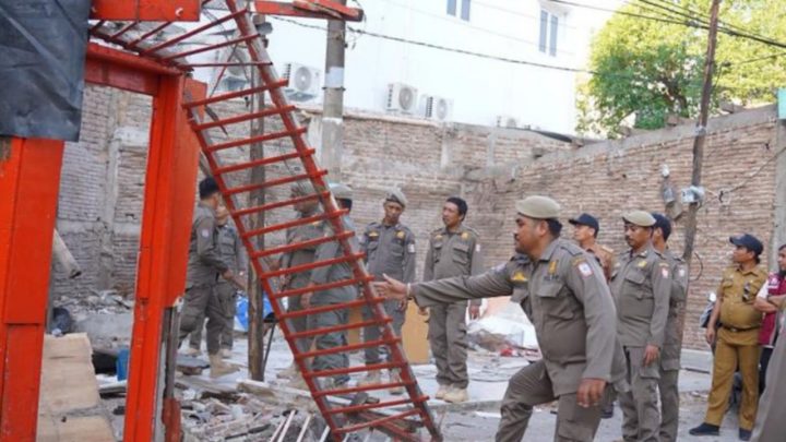 Pemkot Makassar Kedepankan Cara Humanis, 20 Lapak Dibongkar Mandiri Pemkot Makassar