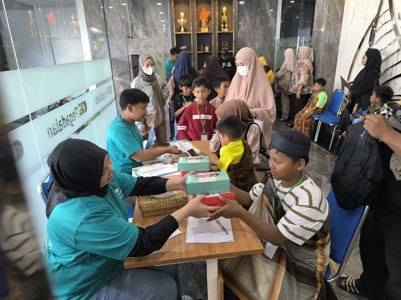 Wujudkan Generasi Sehat, Pegadaian Kanwil VI SulSelBarRa Maluku Gelar Khitanan Massal Gratis untuk 130 Anak