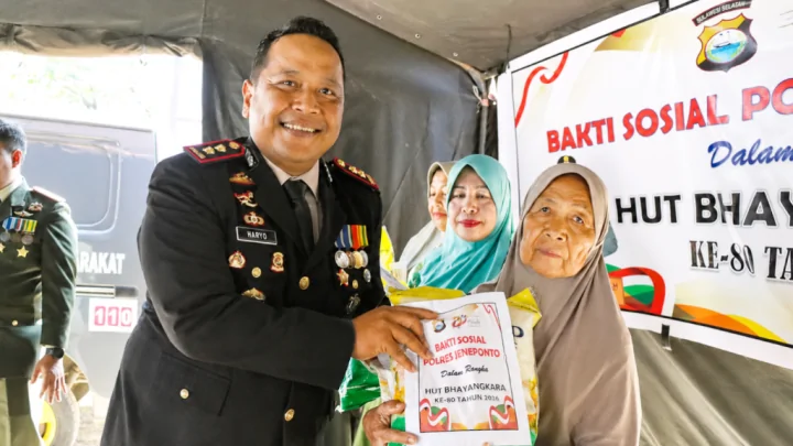 Hut Bhayangkara Ke-80, Polres Jeneponto Bagikan Bantuan, Waujudkan Kepolisian yang Hadir Di Hati Rakyat Hut Bhayangkara Ke-80