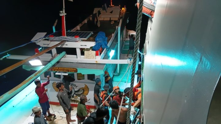 Lima Korban KM Nurul Salsa Ditemukan Selamat Setelah Bertahan di Rompong Nelayan, Basarnas Lakukan Evakuasi KM Nurul Salsa