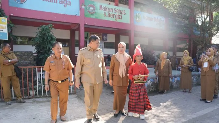 Munafri Arifuddin Antar Anak di Hari Pertama Sekolah, Pastikan MPLS 2026 di Makassar Berjalan Lancar