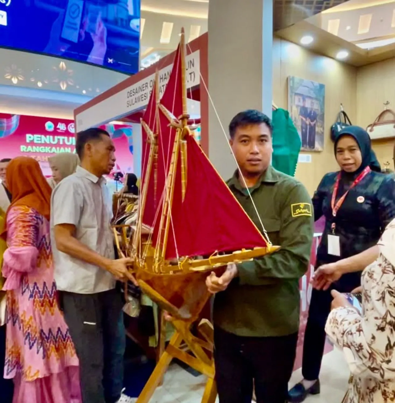 Gubernur Sulsel Borong Miniatur Pinisi Karya UMKM Bulukumba di Pameran HUT Dekranas ke-46