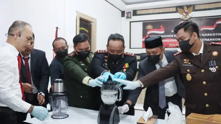 HUT Ke-80 Bhayangkara, Polres Jeneponto Musnahkan Sabu 1 Kg, Bernilai Rp1,2 Milyar HUT Ke-80 Bhayangkara