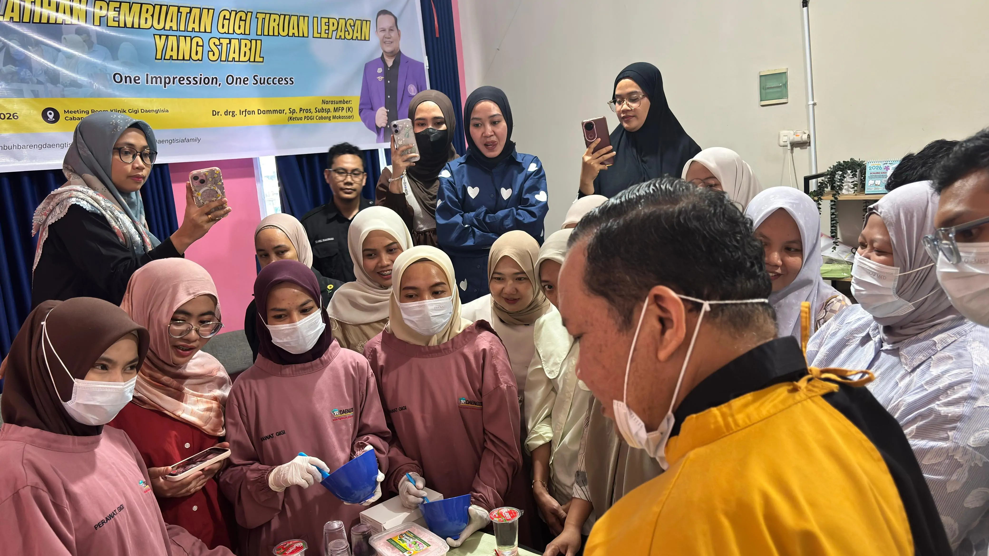 Klinik Gigi Daengtisia Gelar Pelatihan Gigi Palsu dengan Dukungan dari PDGI Makassar dan Prodi Prostodonsi FKG UNHAS