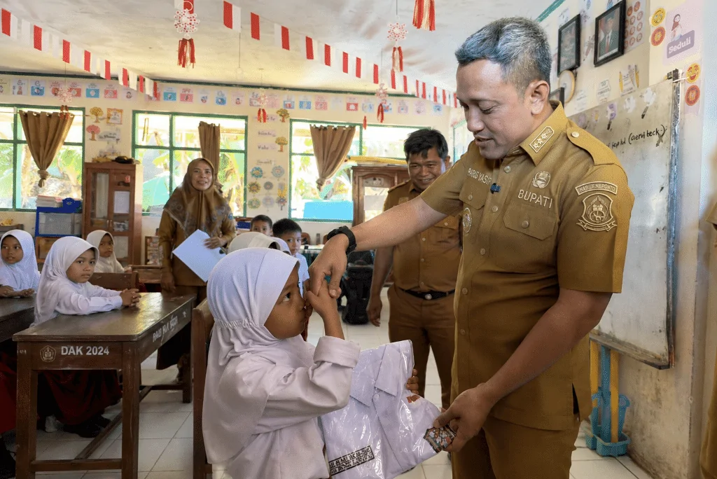 Pemkab Jeneponto Paris Yasir Roadshow Salurkan Seragam Sekolah Gratis