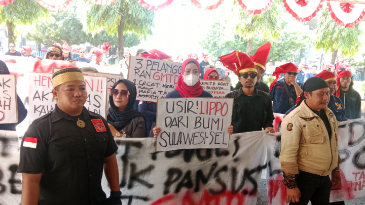 Massa Komite Adat Seruduk Kantor DPRD Sulsel, Desak Pembentukan Pansus Hak Angket GMTD