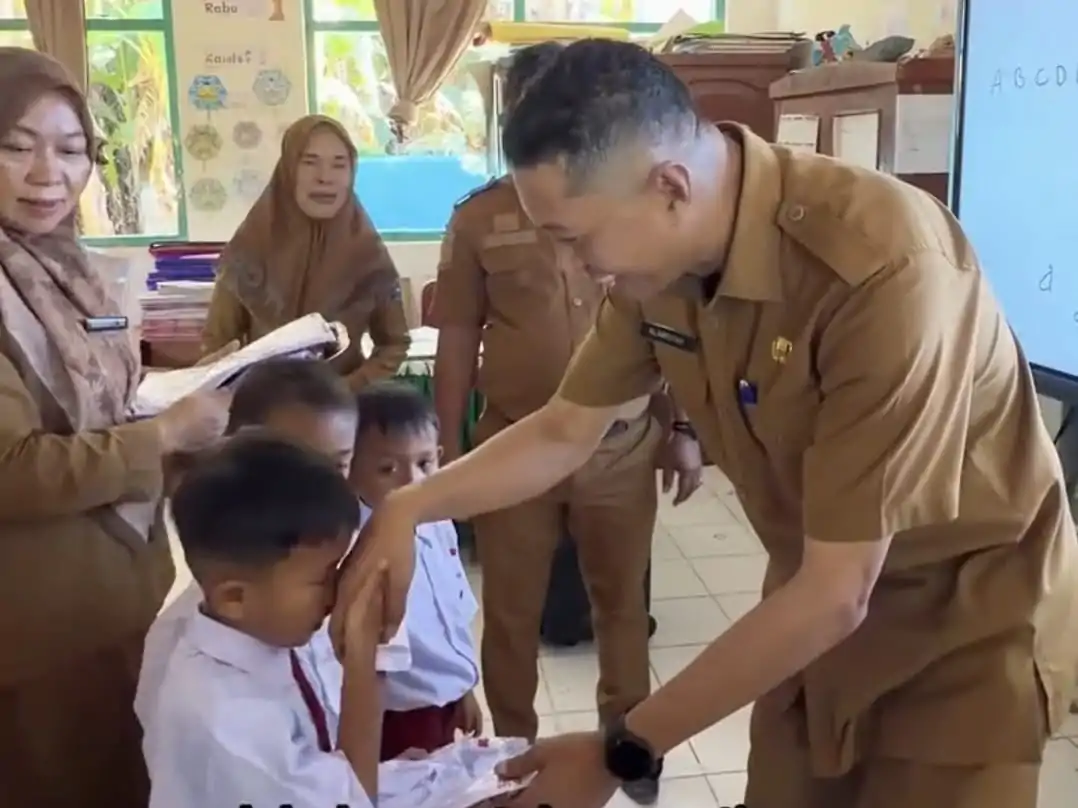 Pemkab Jeneponto Paris Yasir Roadshow Salurkan Seragam Sekolah Gratis