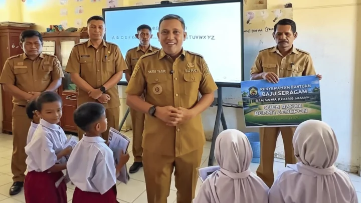 Pemkab Jeneponto Paris Yasir Roadshow Salurkan Seragam Sekolah Gratis Pemkab Jeneponto