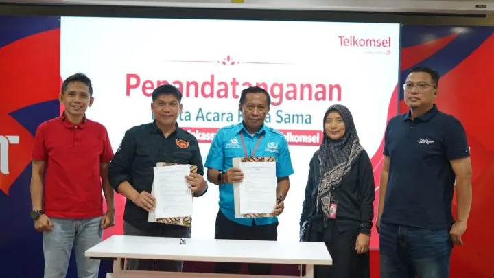 Jersey Tim Futsal SMAN 8 Makassar Pakai Logo by.U dari Telkomsel Tim Futsal