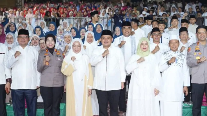 Munafri-Aliyah Bersama Ribuan Warga Semarakkan Maulid Akbar Pesisir di Paotere Maulid Akbar Pesisir Makassar