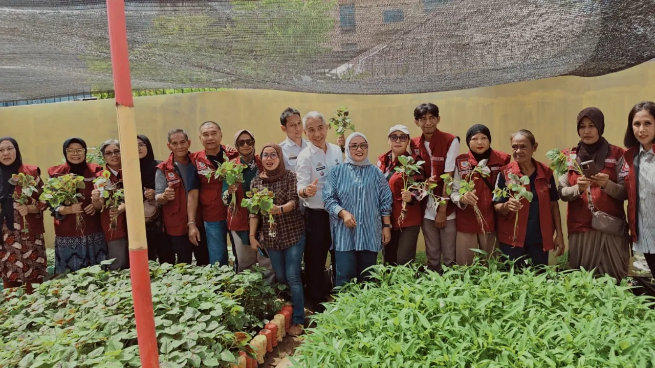 Urban Farming Pisang Selatan Panen Perdana, Camat Ujung Pandang Apresiasi Kolaborasi Warga