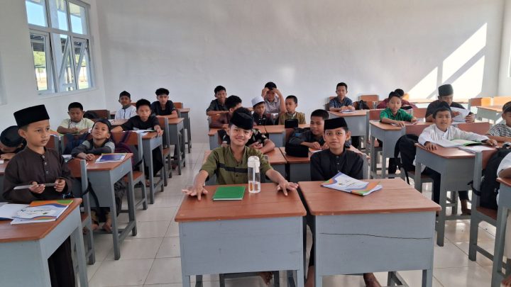 SMA Unggulan KKSS Bone Rintisan Andi Amran Sulaeman Luncurkan English Foundation Program SMA Unggulan