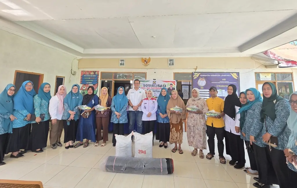 Ketua TP PKK Jeneponto Hadiri Sosialisasi B2SA dan Penyerahan Bibit Kepada Keluarga Berisiko Stunting di Desa Paitana