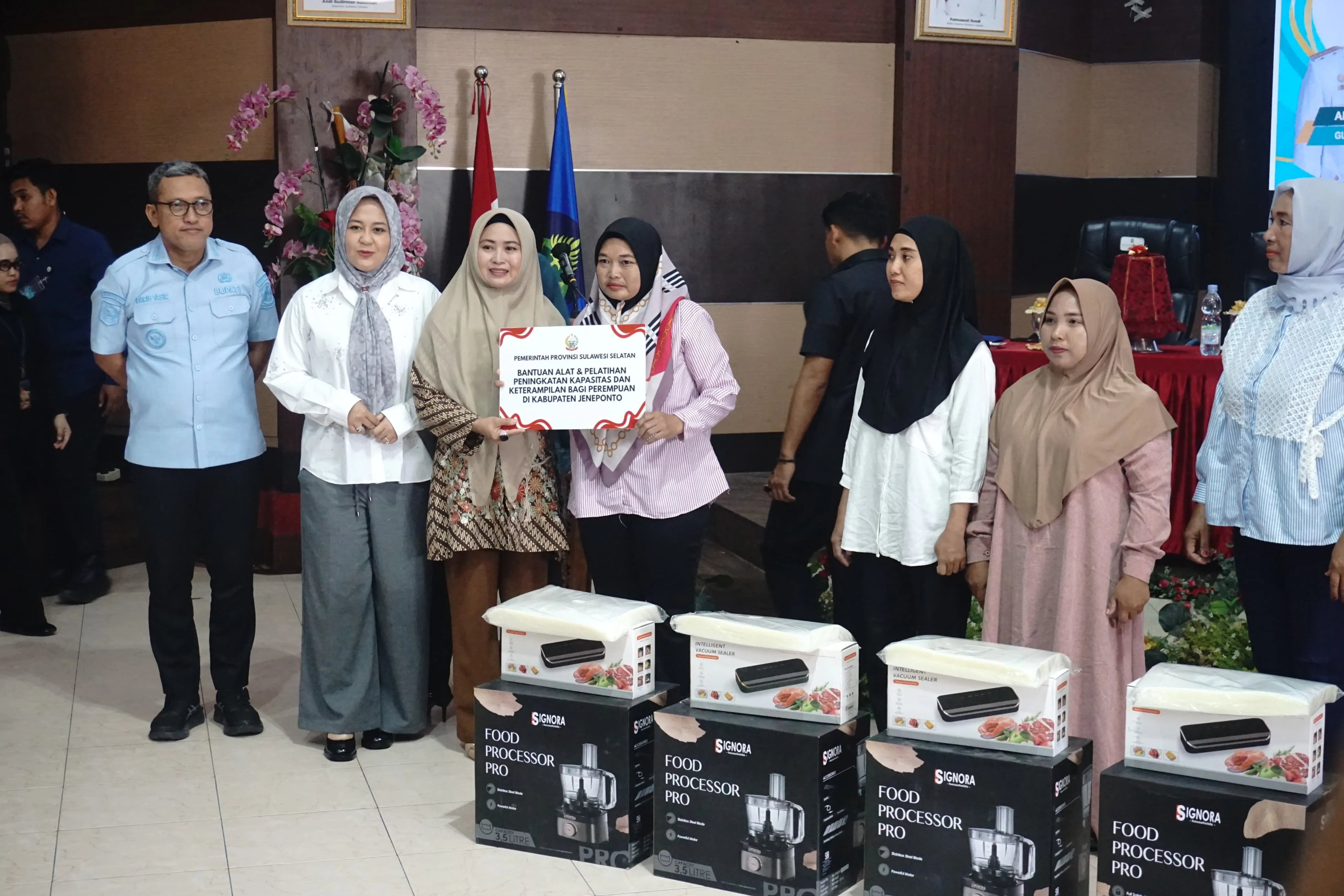 Bupati Jeneponto Jalani Rangkaian Kegiatan, Penyerahan Bantuan Seragam Sekolah hingga Pemberdayaan Perempuan