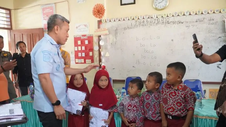 Bupati Jeneponto Jalani Rangkaian Kegiatan, Penyerahan Bantuan Seragam Sekolah hingga Pemberdayaan Perempuan Bupati Jeneponto