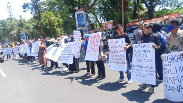Emak-Emak dari Lakkang Caddi Bubarkan Aksi PMII di Jalan Urip Sumoharjo Makassar Lakkang caddi