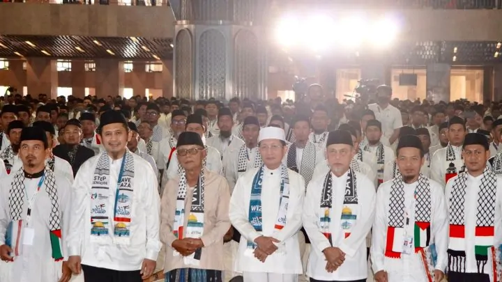 Ketum MUI Kiai Anwar Iskandar Apresiasi Pengukuhan Massal 10.000 Guru Qur'an Wahdah Islamiyah ketum mui