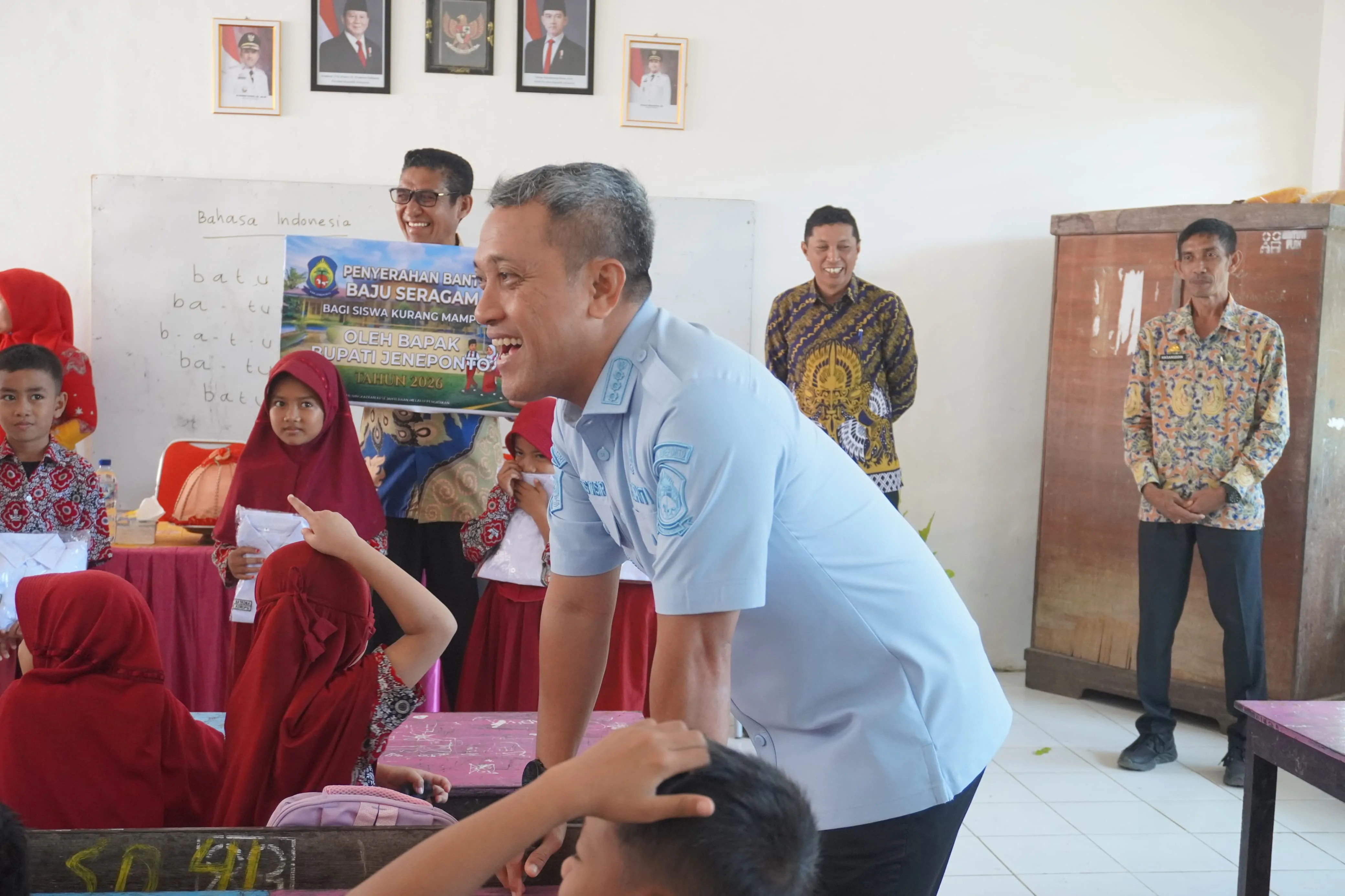 Bupati Jeneponto Jalani Rangkaian Kegiatan, Penyerahan Bantuan Seragam Sekolah hingga Pemberdayaan Perempuan