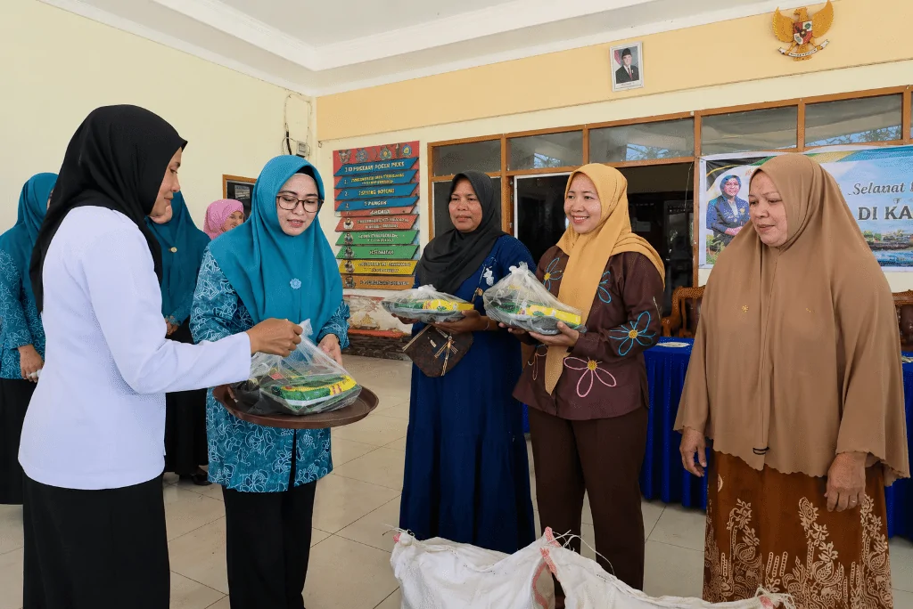 Ketua TP PKK Jeneponto Hadiri Sosialisasi B2SA dan Penyerahan Bibit Kepada Keluarga Berisiko Stunting di Desa Paitana