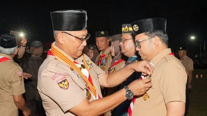 Wabup Gowa Darmawangsyah Muin dan Istri Terima Lencana Pramuka di Cibubur Wabup Gowa Darmawangsyah Muin