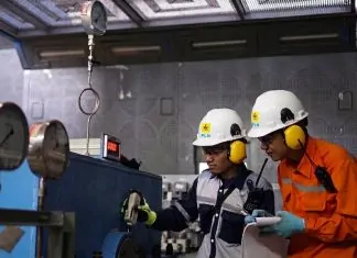 230 petugas teknik
