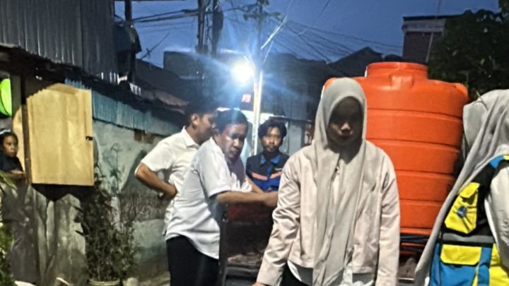 PDAM Makassar Sisir Lorong hingga Malam, Salurkan Bantuan Air Gratis untuk Warga Terdampak Kemarau PDAM Makassar