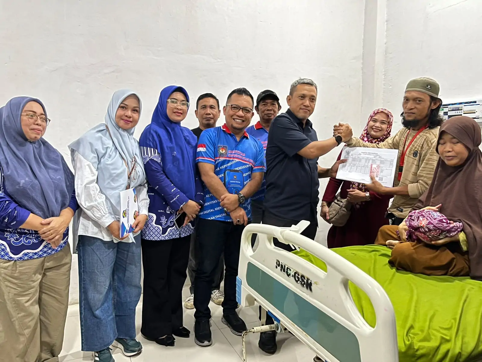 Inovasi Rewata, Bupati Jeneponto Serahkan Adminduk Bayi Baru Lahir di RSUD Lanto Daeng Pasewang