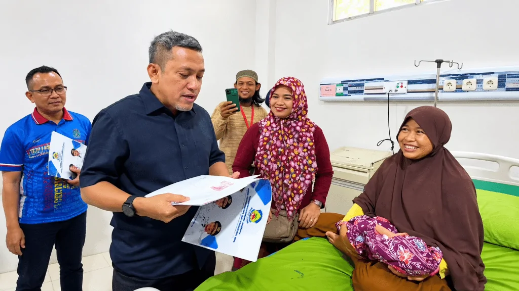Inovasi Rewata, Bupati Jeneponto Serahkan Adminduk Bayi Baru Lahir di RSUD Lanto Daeng Pasewang