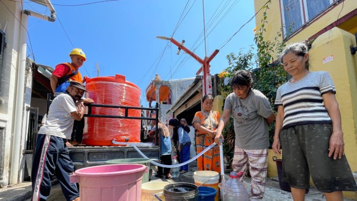 Warga Karuwisi Puji Respons Cepat PDAM Makassar Salurkan Bantuan Air Bersih bersih Karuwisi